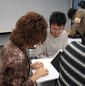 大会後にインタビュー。技術面で工夫したところや、10分というプレゼンの制限時間のため削らざるを得なかった説明などを聞き、彼らがこの大会にかけた時間と意気込みを改めて知る