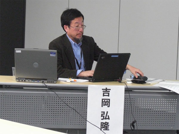 司会を務めた吉岡氏。ご自身の経験などをふまえながら、これからのコミュニティや勉強会に関する議論をモデレートしました。