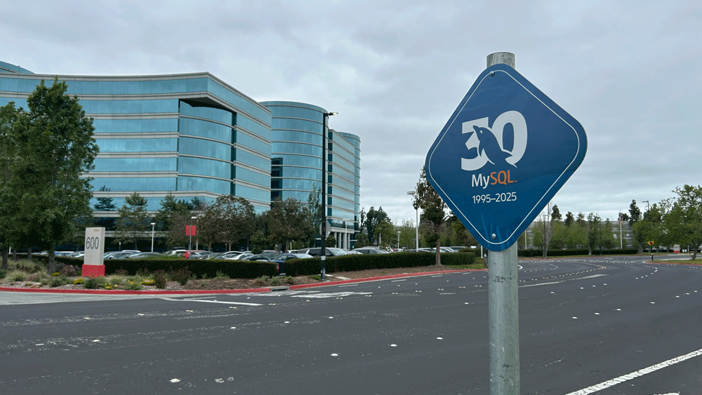オラクルのキャンパスの外周道路に設置された交通標識風のMySQL 30周年記念の看板