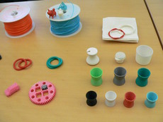 共催された「3Dプリンタ体験デモブース」。参加者も興味津々の様子