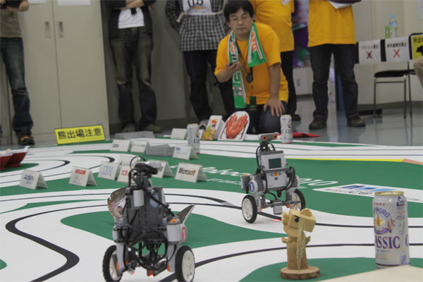 地区大会のコース上には地域の名産品などが並ぶ。これは北海道大会のコース（写真提供：ETロボコン実行委員会）