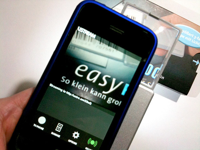 図25　iPhoneに重ねて撮る。3Gでも手元の資料などが撮れるようになる（写真は、iPhone 3G）