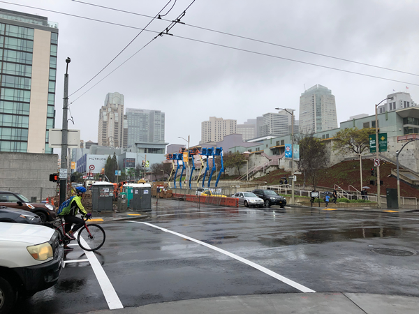 NGINXはサンフランシスコのダウンタウンにあります。すぐ前に、このMoscone Convention Centerの裏側が見えます