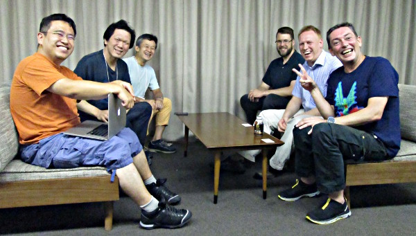 写真6 Plone Foundationのみなさんとインタビュアーの3人