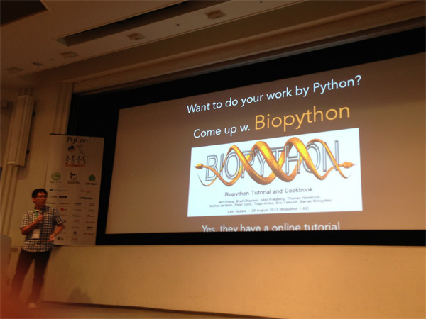 バイオ分野におけるPythonの活用事例の紹介です、最後には来年のPyCon APACの紹介もしていました
