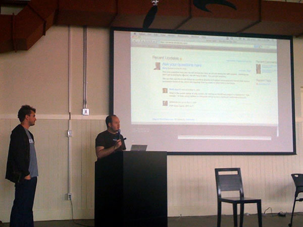 写真10　デベロッパーズデイにて質疑応答の司会を務めるWordPress.comサーバー管理者のバリー・エイブラムソン氏