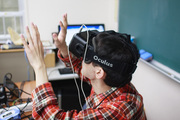 Oculus Riftをかぶって謎の動作をしている