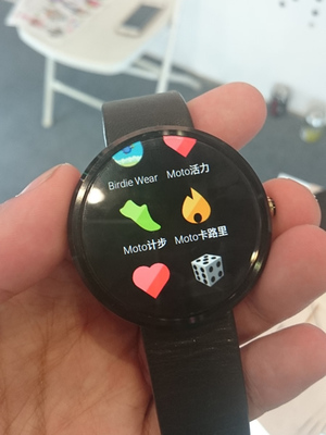 別会社によるmoto360によく似た外見のスマートウォッチ