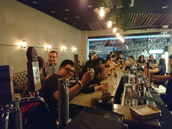 Spektral Beer Loungeでビールを楽しむPyCon仲間たち